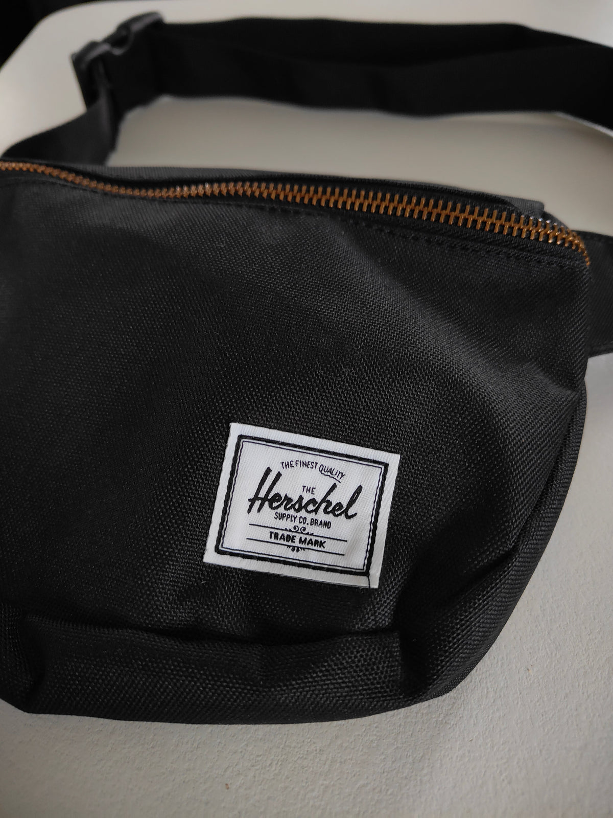 Herschel Fifteen Hip Pack — Black / Gold