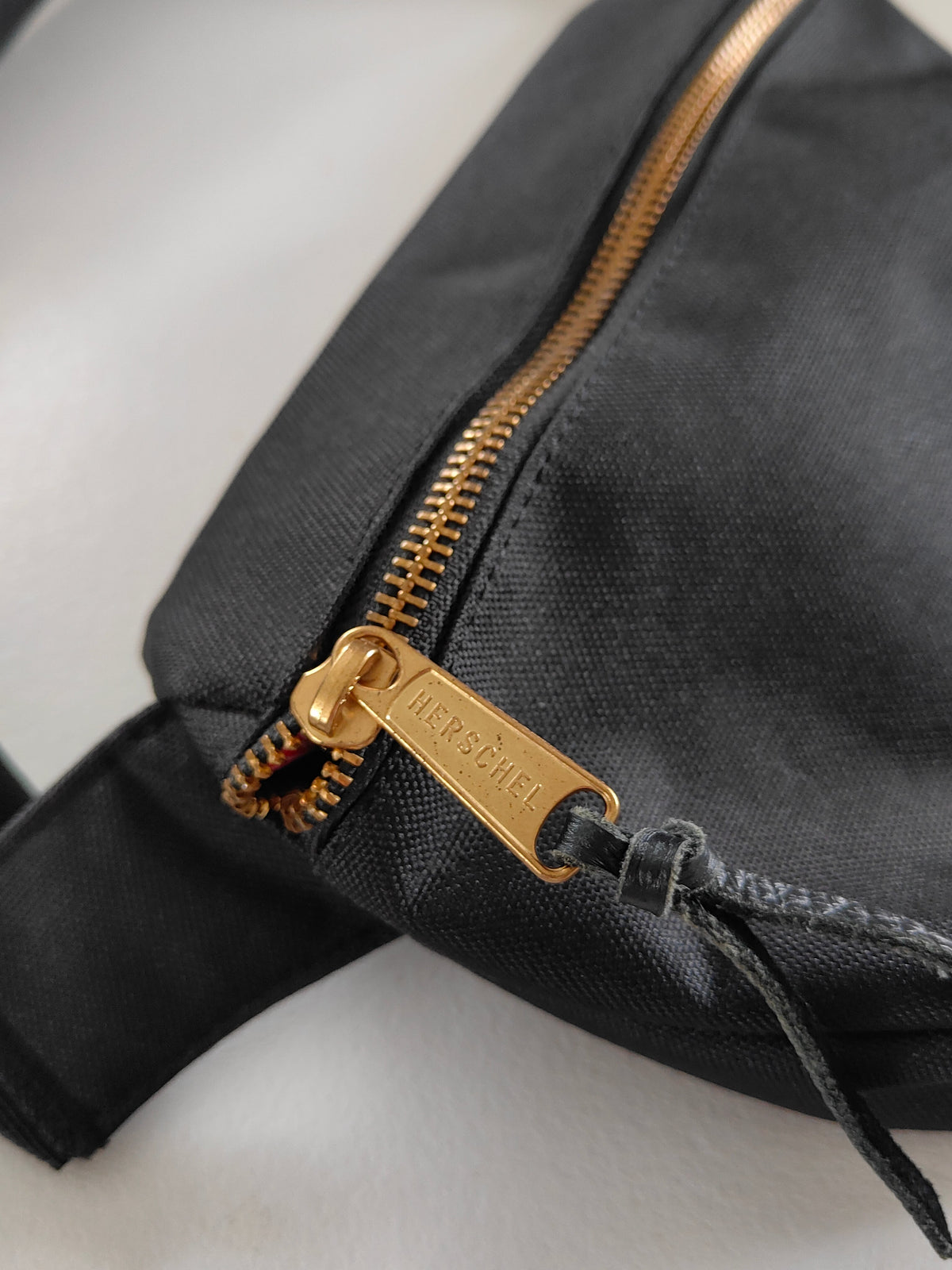 Herschel Fifteen Hip Pack — Black / Gold