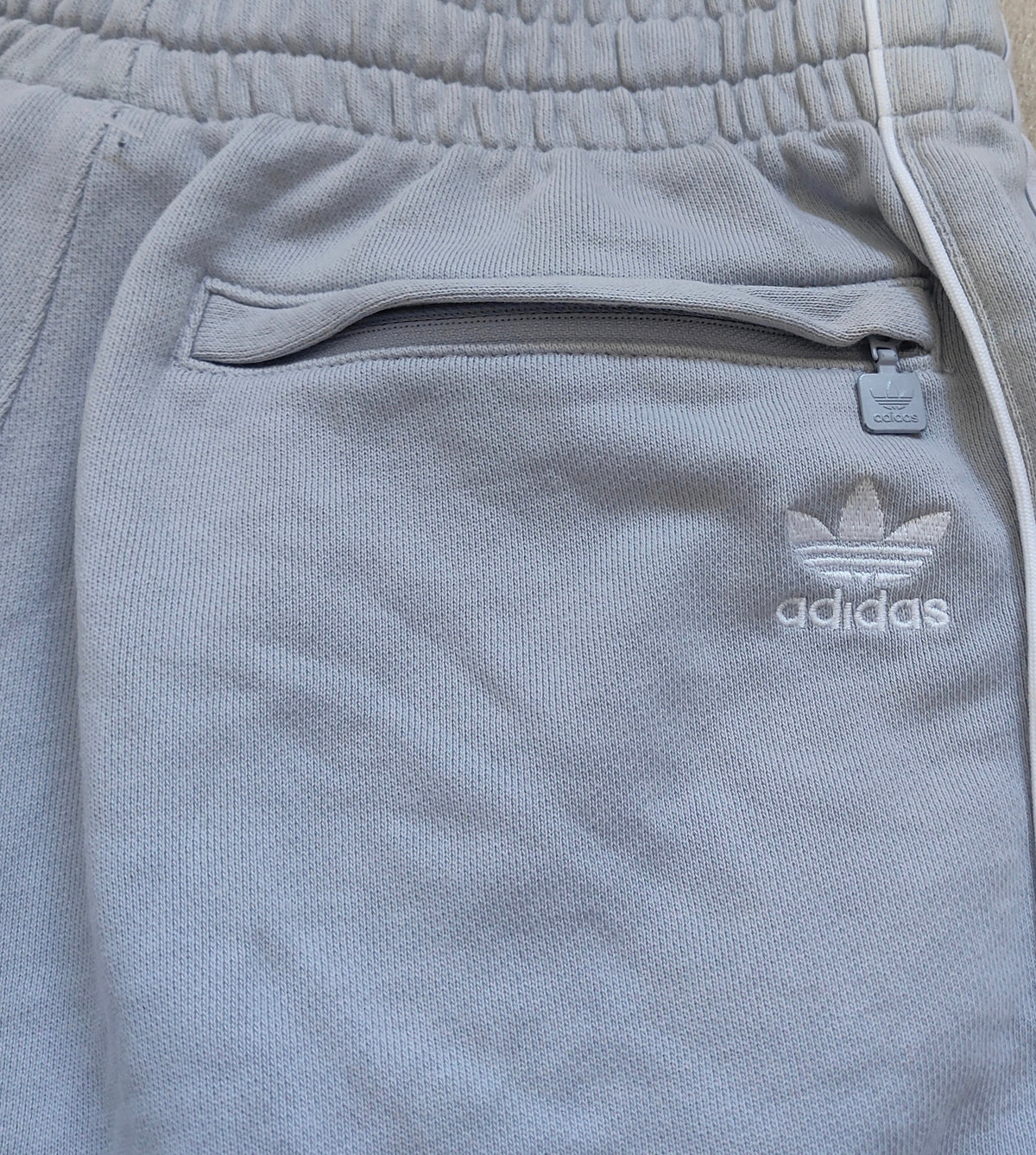 Adidas Originals ESS Short — Light Grey / Size L (AU/NZ L)