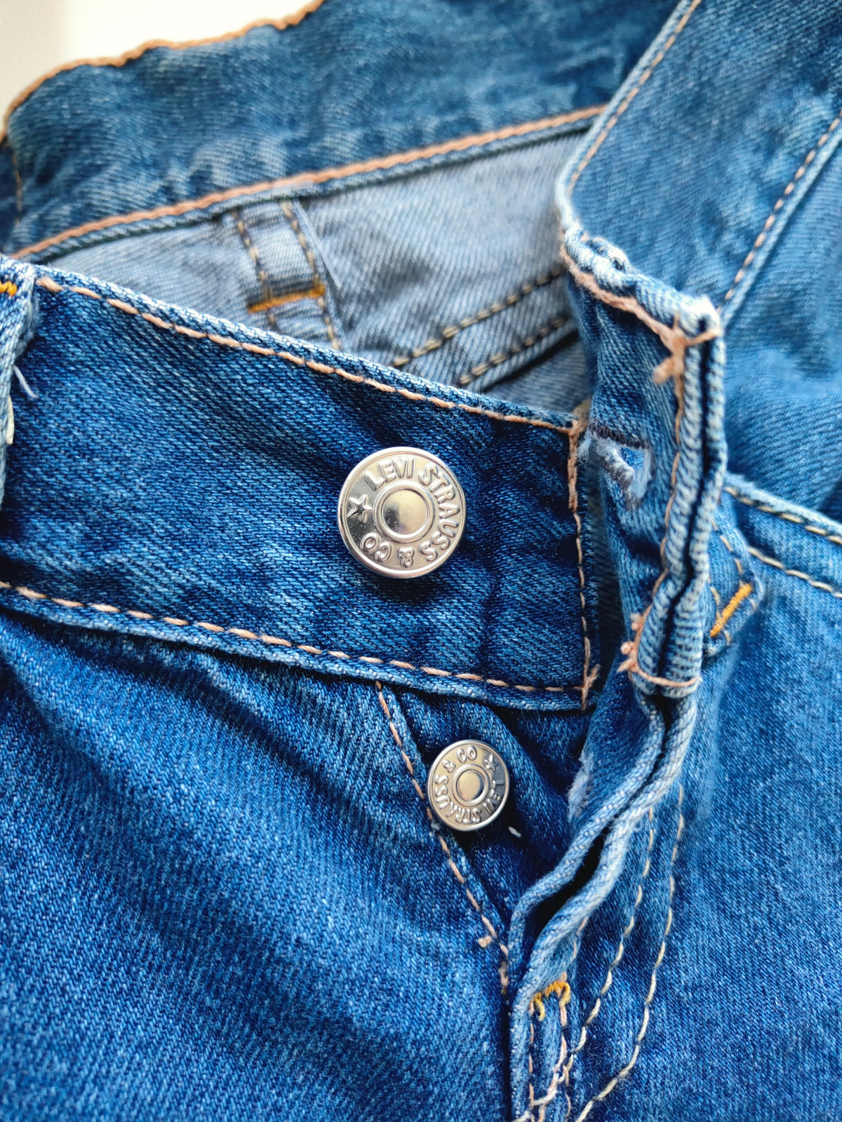 Levi's 929 Low Rise Bootcut Jeans — W31 L32 Medium Wash