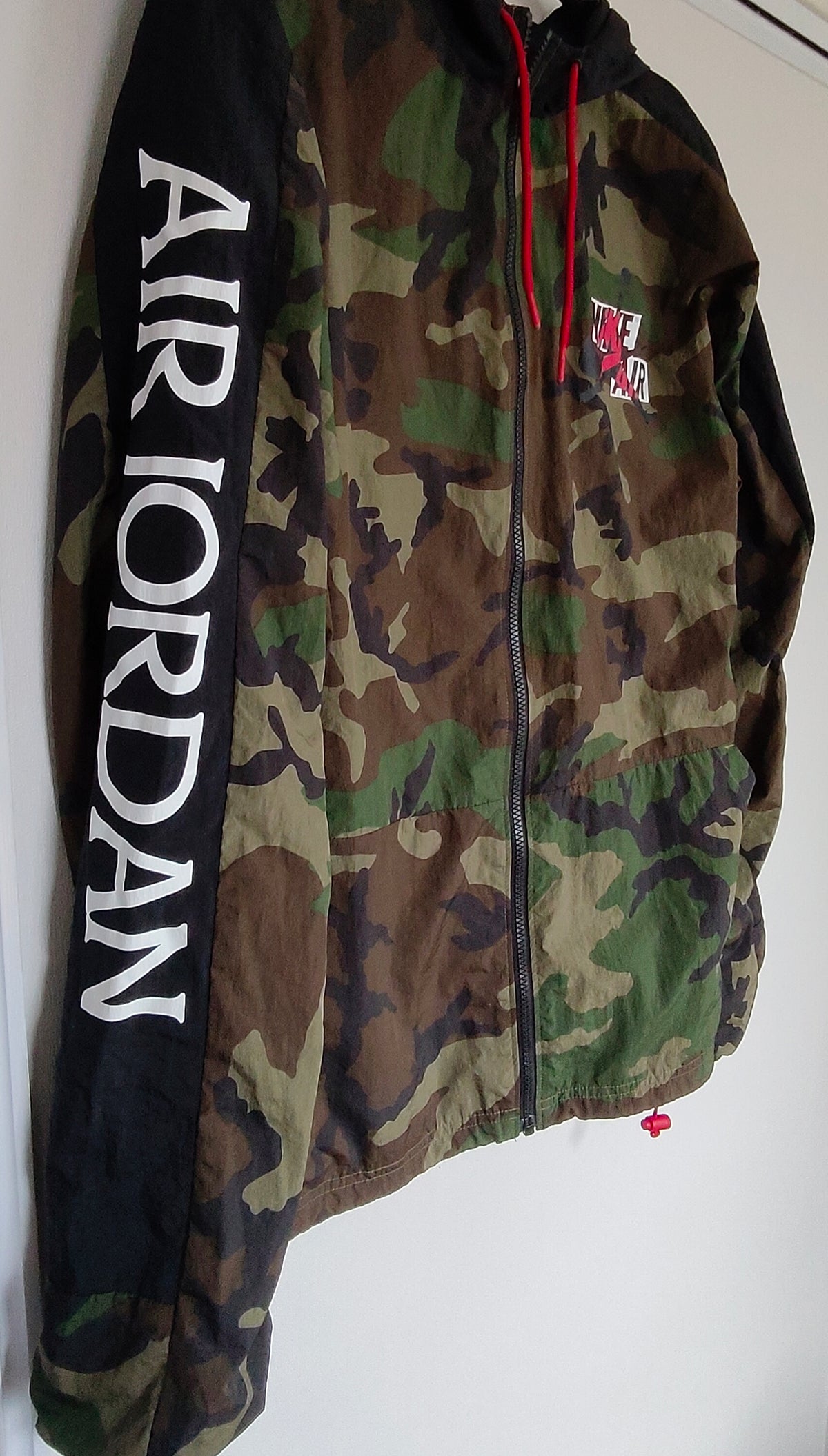 Pre-owned Nike Air Jordan Camo Windbreaker Jacket – Men's Medium